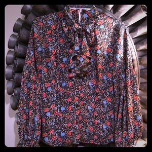 Free People black floral button up. Ruffles 🌺🌹🌷